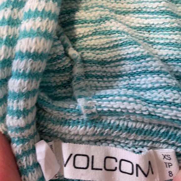 Volcum cropped light weight pull over with hood and pockets - Picture 2 of 4